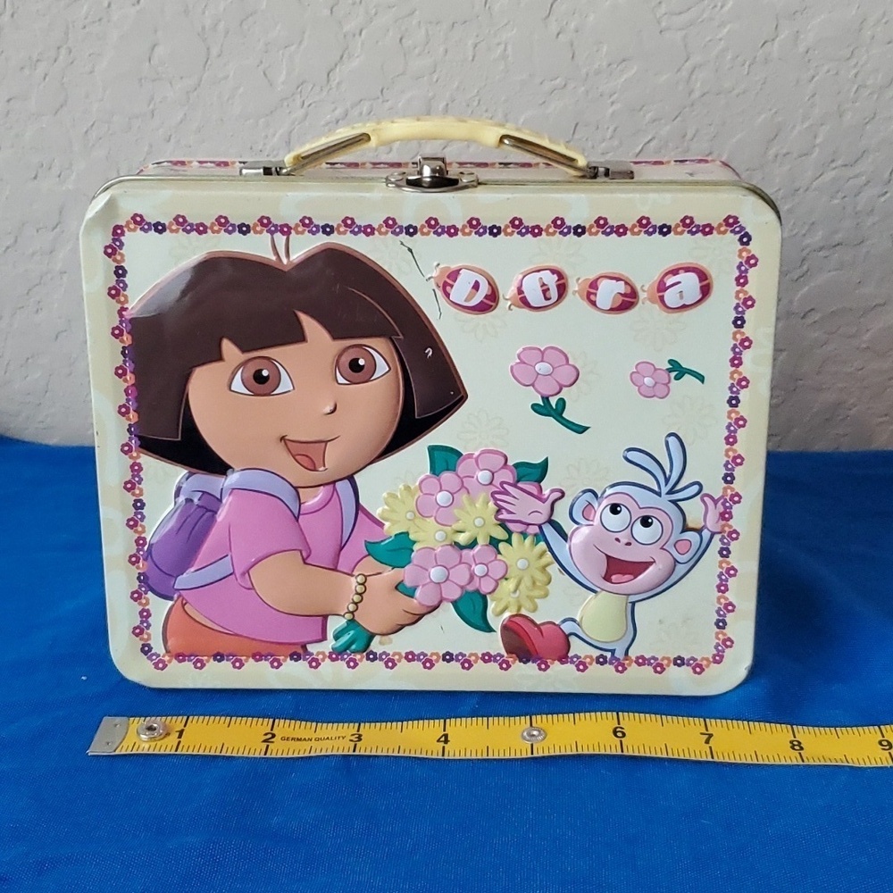 2005 Dora the Explorer tin box metal lunch box Beauty in Bloom - Picture 3 of 8